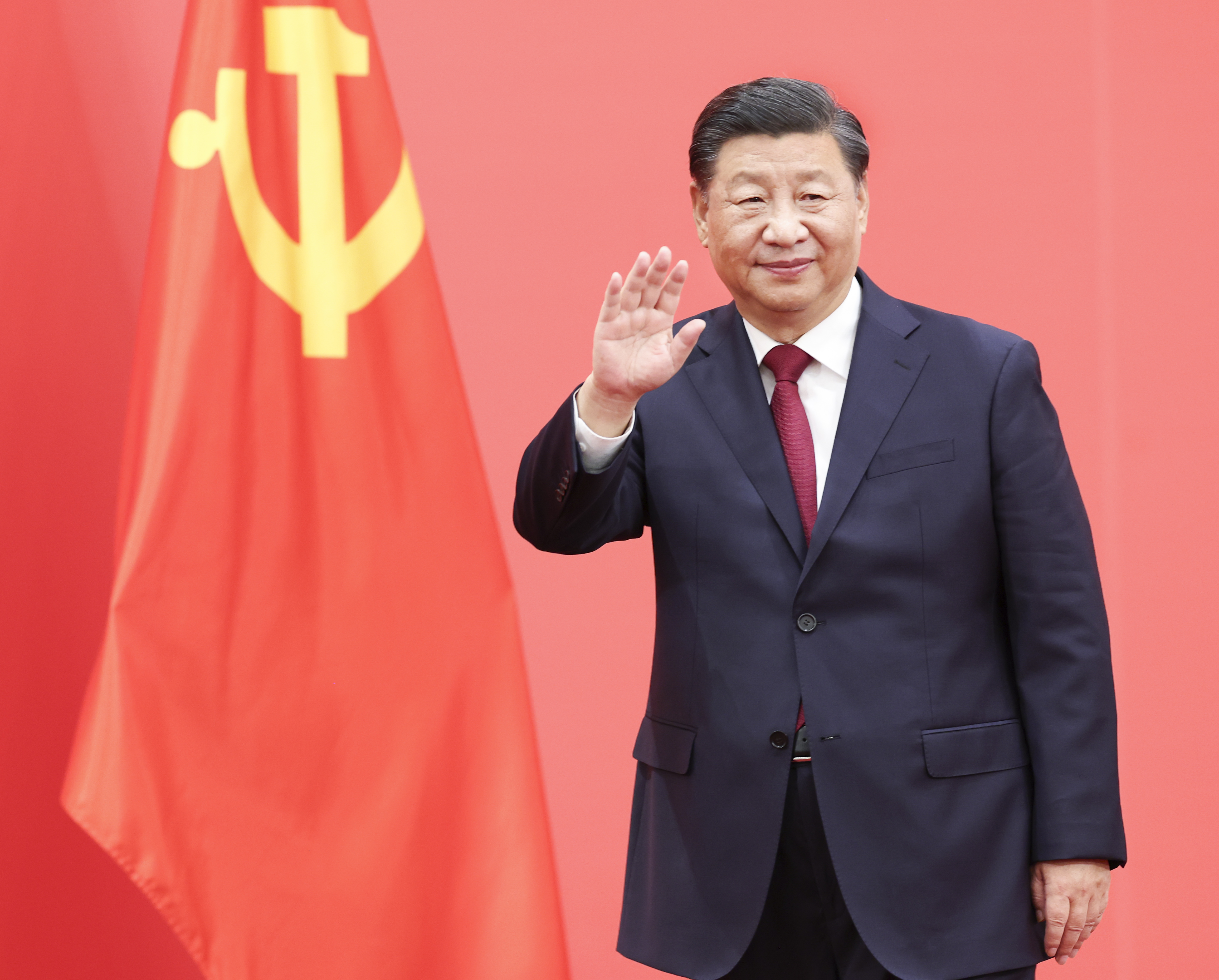 22年10月23日，剛剛在中國共產(chǎn)黨第二十屆中央委員會第一次全體會議上當選的中共中央總書記習近平和中共中央政治局常委李強、趙樂際、王滬寧、蔡奇、丁薛祥、李希在北京人民大會堂同采訪中共二十大的中外記者親切見面。這是習近平向在場的中外記者揮手致意。新華社記者 龐興雷 攝